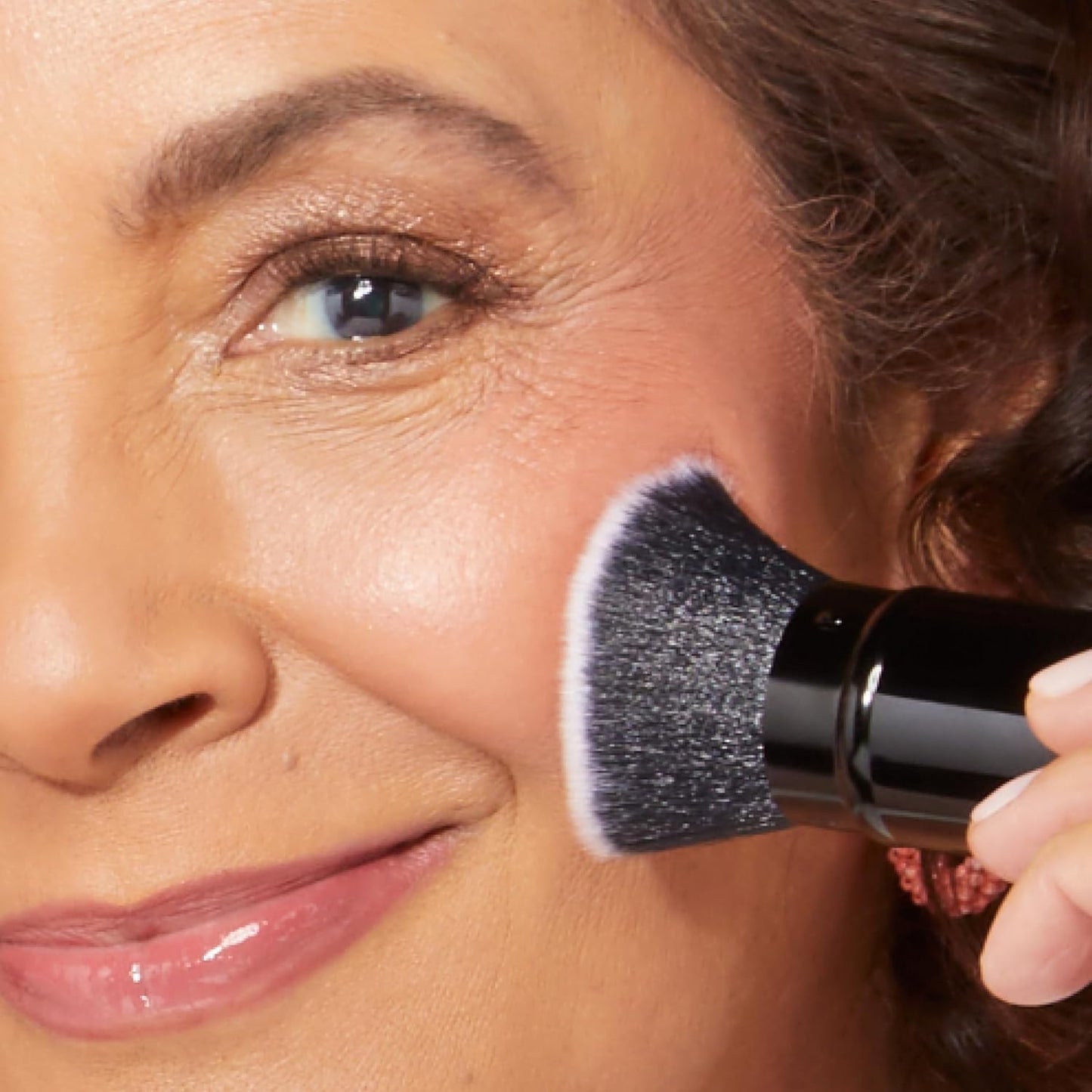 Retractable Black Kabuki Makeup Brush, suitable for liquid, cream and powder facial cosmetics, with an aluminum handle.