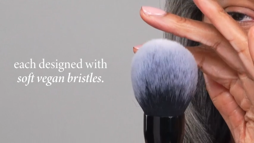Retractable Black Kabuki Makeup Brush, suitable for liquid, cream and powder facial cosmetics, with an aluminum handle.