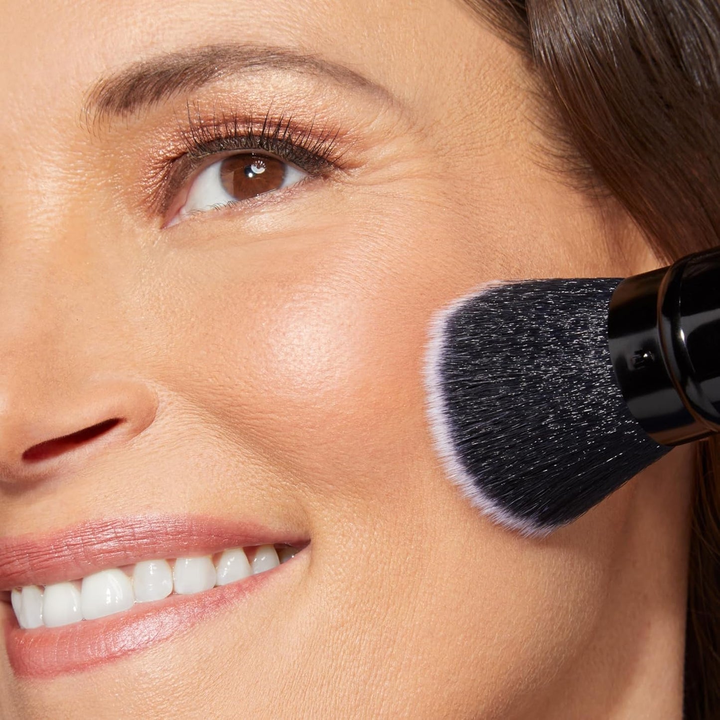 Retractable Black Kabuki Makeup Brush, suitable for liquid, cream and powder facial cosmetics, with an aluminum handle.